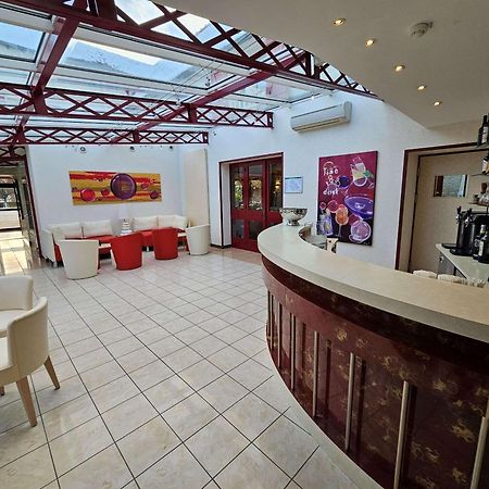 Auberge Du Lac, Sure Hotel Collection By Best Western Mesnil-Saint-Pere Luaran gambar