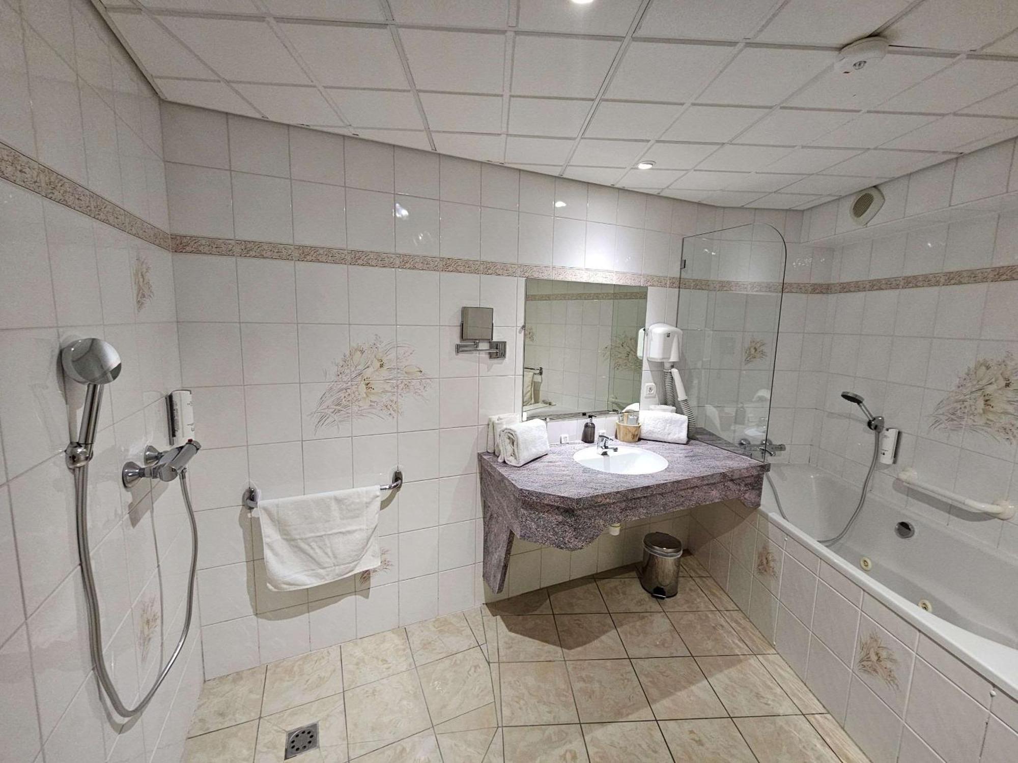 Auberge Du Lac, Sure Hotel Collection By Best Western Mesnil-Saint-Pere Luaran gambar